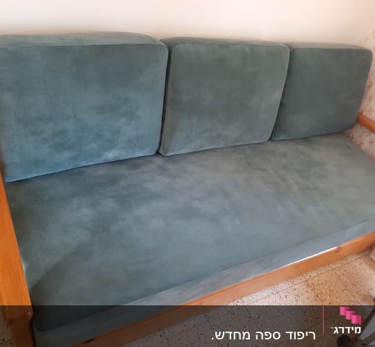 ספה עם ריפוד ירוק וכריות מרופדות
